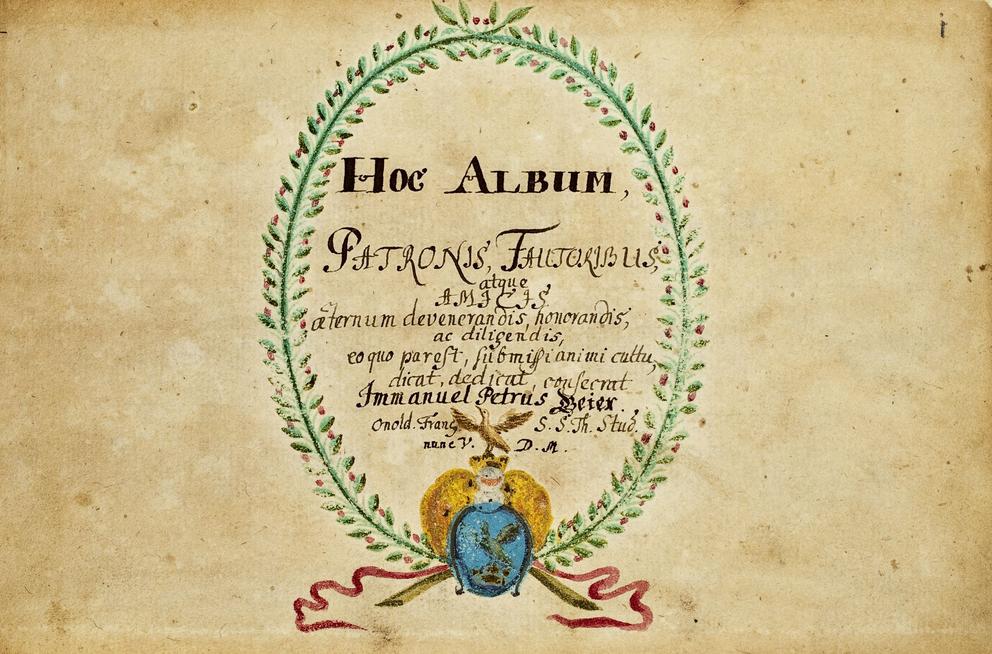 Das Bild zeigt das Ttielbild des Stammbuches von Immanuel Petrus Geier. Der Titel ist mit einem Lorbeerkranz umrundet, welcher am unteren Ende durch ein Wappen verbunden ist.