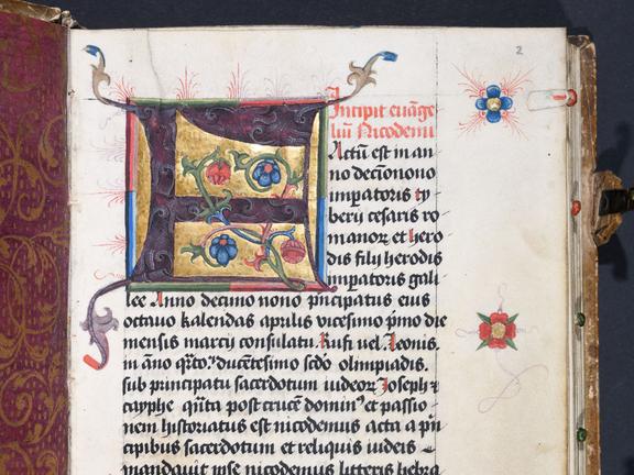 Das Bild zeigt die erste Seite des Evangelium Nicodemi mit reich verzierter Initale und Blumenmuster