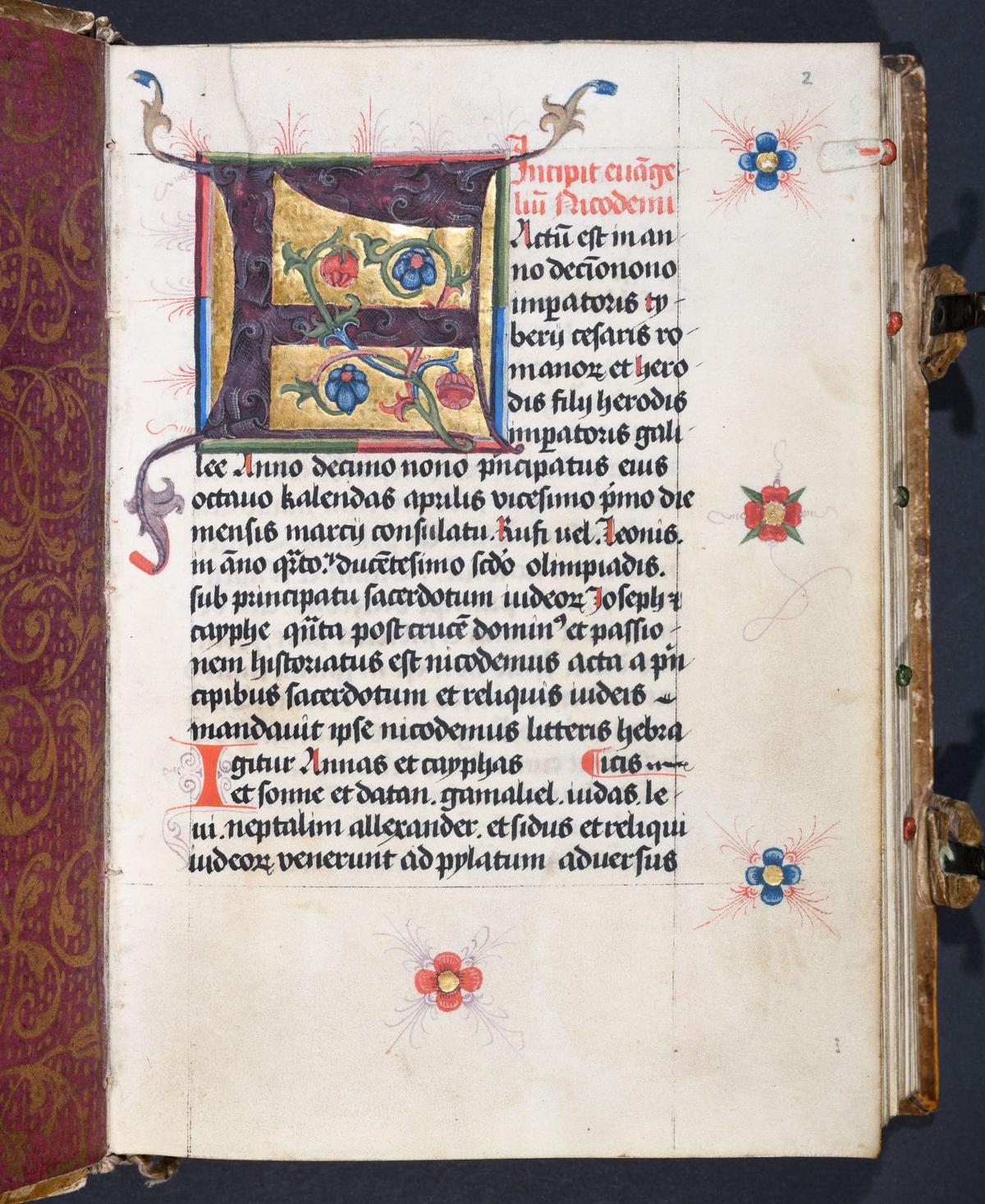 Das Bild zeigt die erste Seite des Evangelium Nicodemi mit reich verzierter Initale und Blumenmuster