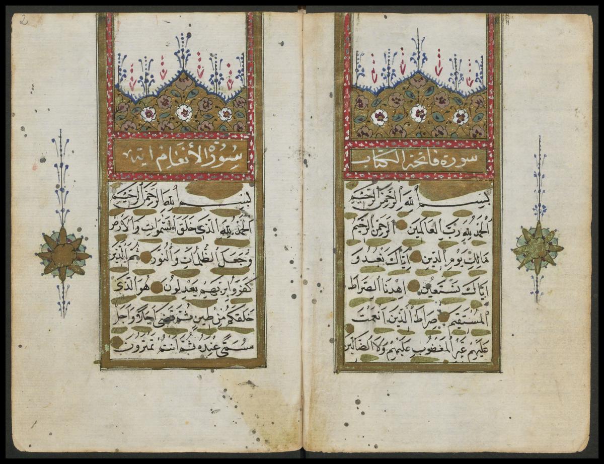 Das Bild zeigt eine Doppelseite des Korans. Sie Verse der Suren sind golden eingerahmt und an der oberen Seite mit Blumenmustern verziert.