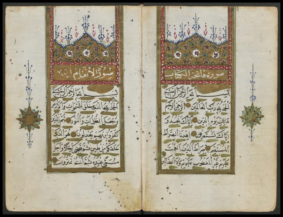 Das Bild zeigt eine Doppelseite des Korans. Sie Verse der Suren sind golden eingerahmt und an der oberen Seite mit Blumenmustern verziert.